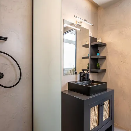 Aram's Port House Апартаменти